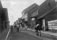 Fort-de-France et ses environs. Scène de rue. Au premier plan un homme circulant à cheval