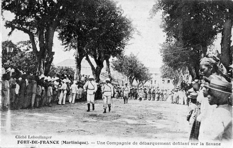 Martinique. Fort-de-France. Une compagnie de débarquement défilant sur la Savane