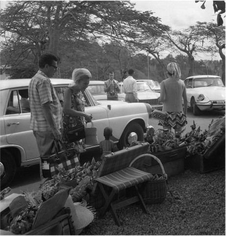 Fort-de-France, marché touristique. Marchande de produits artisanaux pour les touristes au pied de la statue d'Esnambuc près de la Savane