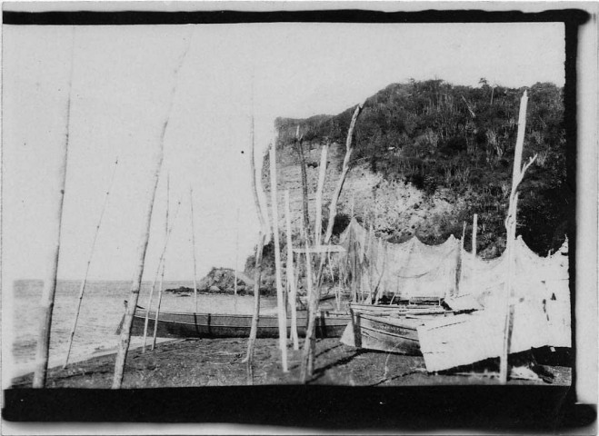 Carbet. Filets de pêche sur la plage