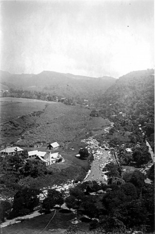 Saint-Pierre. Vue d'une exploitation industrielle. On aperçoit au second plan la montagne Pelée