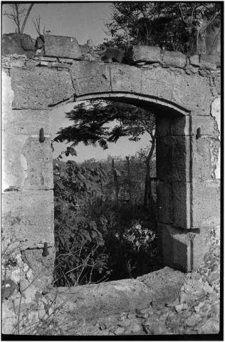 Sainte-Anne, Val d'Or. Vestiges de l'usine du Val d'Or et de son habitation ; l'église paroissiale du bourg dédiée à Sainte Anne