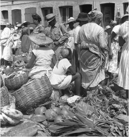 Fort-de-France, centre-ville. les marchés foyalais : le Marché aux légumes à ciel ouvert, marchandes de légumes locaux et de confiseries