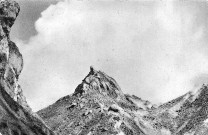 Mont Pelé. Vue de la bouche en activité entre les deux dômes