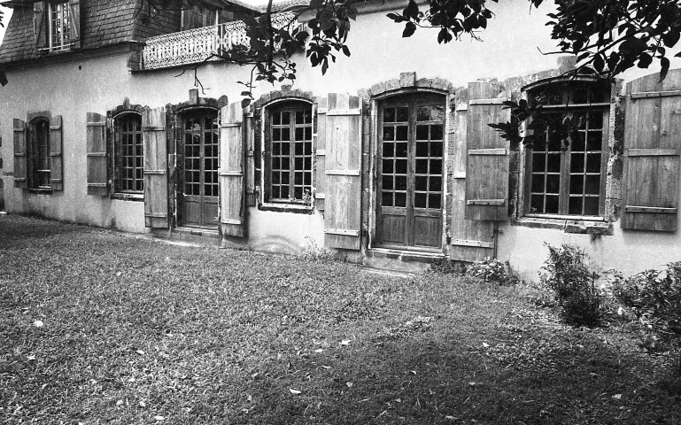 Basse-Pointe, habitation Leyritz. Architecture coloniale avec prise de vue extérieure (jardin, terrasse) et intérieure (salle de séjour, salon), et des vestiges ; manifestation publique sur la sécurité de l'emploi. marche collective