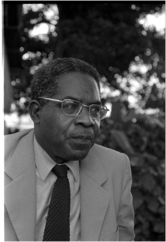 Fort-de-France, centre-ville. portrait d'Aimé Césaire en entretien dans un jardin