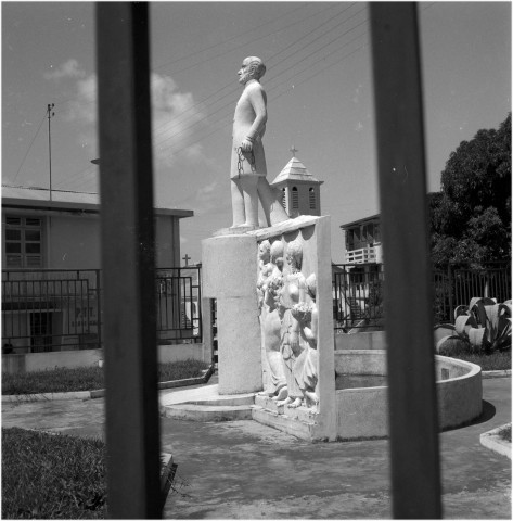 Schoelcher, bourg. Statue commémorative à la mémoire de Victor Schoelcher et de l'abolition de l'esclavage ; paysages urbain et balnéaire