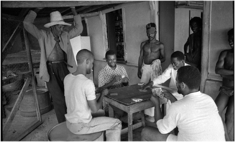 Scène de vie quotidienne. activité maritime : rentrée de pêche ; jeu de société : joueurs atablés dans une partie de carte ; complexe hôtelier