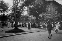 Fort-de-France. Scène de carnaval. Foule devant la Bibliothèque Schoelcher