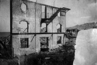 Saint-Pierre. Façade d'un bâtiment en ruines après l'éruption du 08 mai 1902