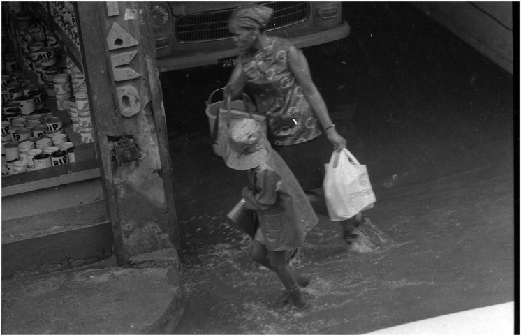Fort-de-France, inondations. centre-ville inondée ; des passants traversant les rues inondées