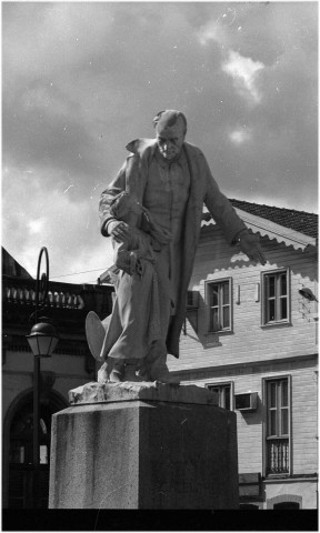 Fort-de-France, centre-ville. édifices inscrits ou classés "Monument historique" : Palais de Justice (square et statue de Victor Schoelcher)