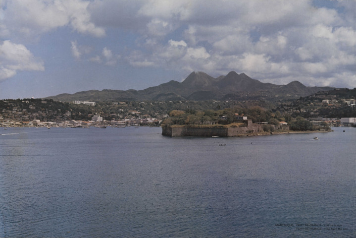 La montagne Pelée en 1952, vue du célèbre "Fromager" à Saint-Pierre, route de Fonds Saint-Denis. Photographie de 50,5x61