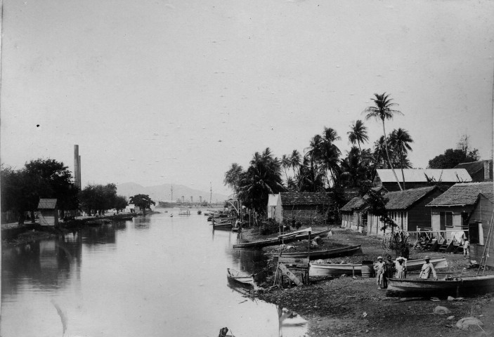 Fort-de-France. Embouchure et berges de la rivière Madame