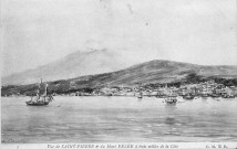 Vue de Saint-Pierre et du Mont Pelée à trois milles de la côte