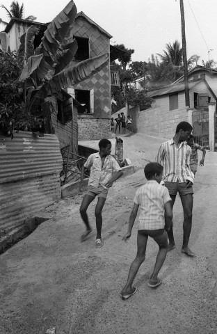 Fort-de-France, centre-ville. jeu d'enfants dans les rues