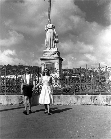 Fort-de-France, la Savane. Promenade touristique près des monuments du centre-ville (Statue de Joséphine de Beauharnais, Cathédrale Saint-Louis)