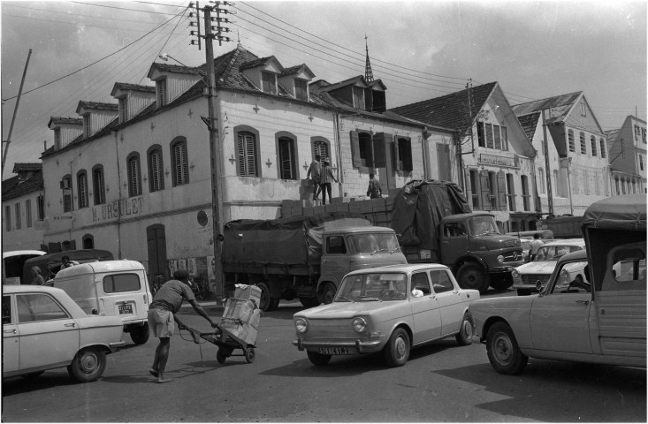 Fort-de-France, centre-ville. Commerces et rues sur le front de mer