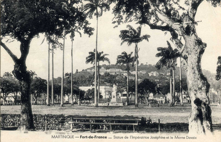 Martinique. Fort-de-France. Statue de l'impératrice Joséphine et le morne Desaix