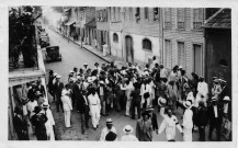 Fort-de-France. Henry Lémery dans une rue, entouré d'une importante foule