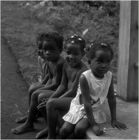 Macouba. milieu rural : scène de vie quotidienne, femmes et enfants