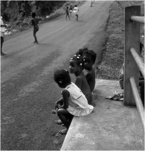 Macouba. milieu rural : scène de vie quotidienne, femmes et enfants
