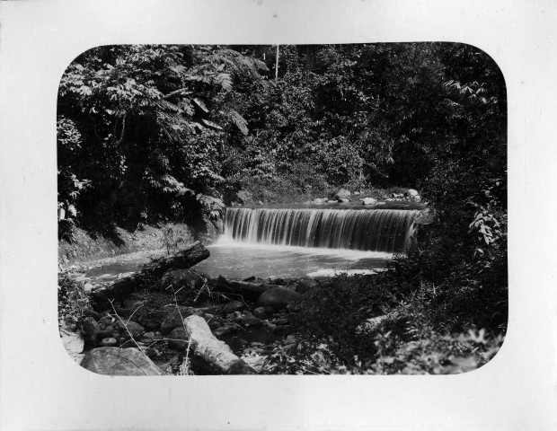 Fort-de-France. Une rivière aux environs