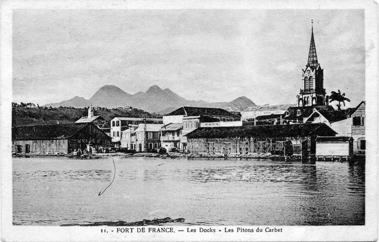 Fort-de-France. Les docks. Les Pitons du Carbet