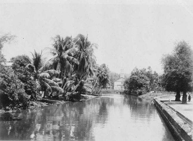 Fort-de-France. Rivière Madame. Au fond la chapelle de l'hôpital militaire