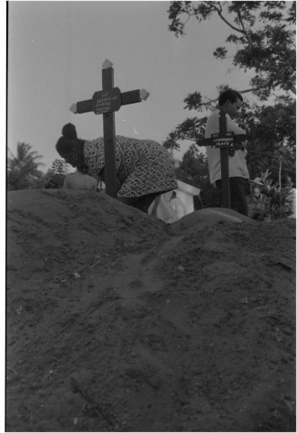 Schoelcher, bourg. scènes de vie quotidienne : visite au cimetière du bourg ; exposition florale