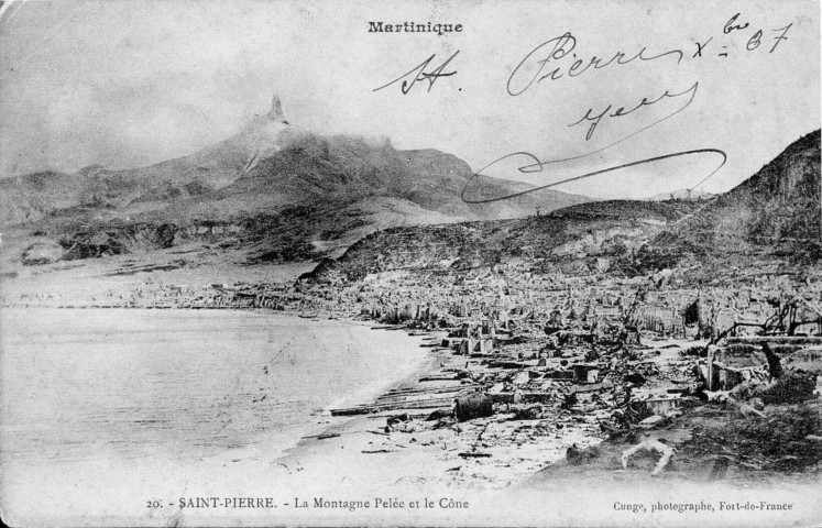 Martinique. Saint-Pierre. La montagne Pelée et le cône