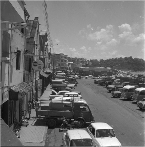 Fort-de-France, centre-ville. paysage urbain, vue sur la rue Ernest Deproge