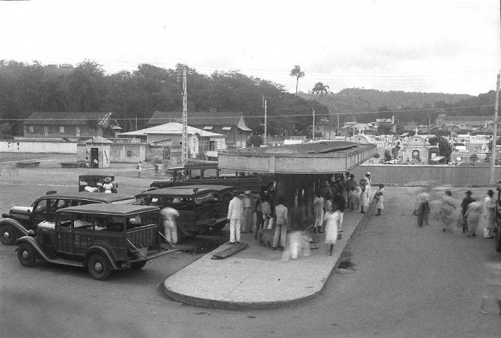 Fort-de-France. Gare de la Croix Mission. Autobus en stationnement