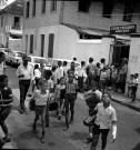 Trois sujets de reportage : sortie d'enfants de l'école Perrinon, un marché du centre-ville, sortie d'un temple évangéliste devant l'arrêt des taxis collectifs de la compagnie T.U.M.A