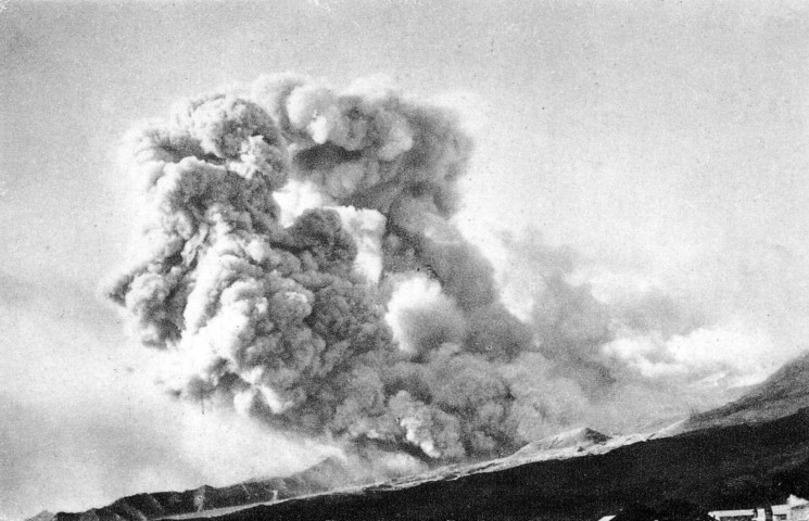 Une éruption du Mont Pelé vue de Saint-Pierre