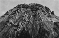 Mont Pelé. Vue détaillée du dôme montrant les aiguilles poussées à travers la croûte
