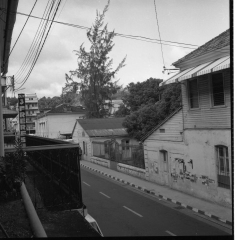 Fort-de-France, centre-ville. scènes de vie quotidienne : passagers attendant le bus ; rue et ses caniveaux