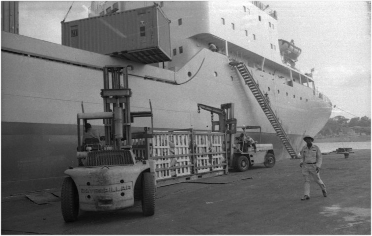 Fort-de-France, port. déchargement de marchandises