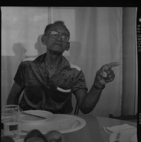 Scène de vie quotidienne. coiffeur : une femme et son enfant ; portrait d'un homme conversant à table