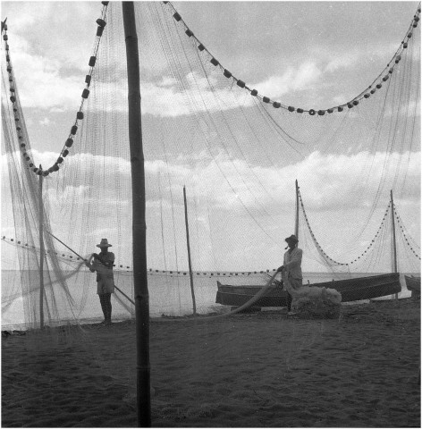 Pêche. entrée des pêcheurs avec leurs prises et entretien du matériel de pêche