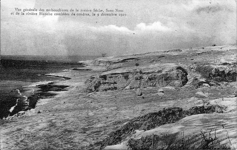 Vue générale des embouchures de la rivière Sèche, Sans Nom et de la rivière Blanche comblées de cendres, le 9 décembre 1929