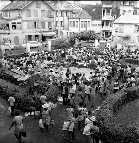 Fort-de-France, centre-ville. bourse aux livres : vente de livres scolaires