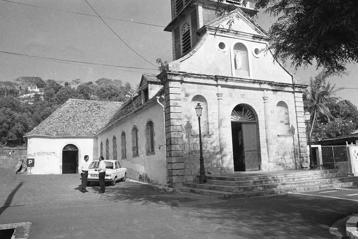 Sainte-Anne, Val d'Or. Vestiges de l'usine du Val d'Or et de son habitation ; l'église paroissiale du bourg dédiée à Sainte Anne