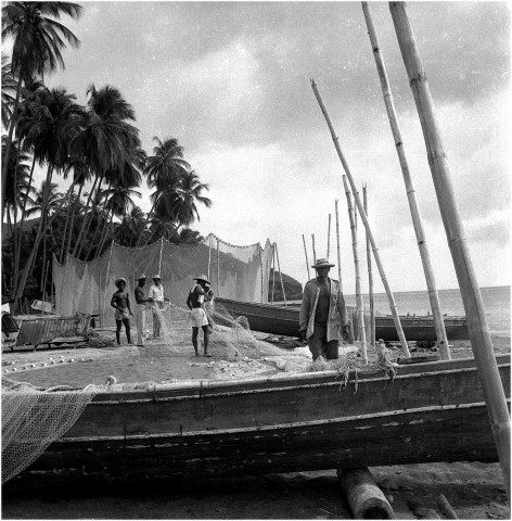 Pêche. entrée des pêcheurs avec leurs prises et entretien du matériel de pêche