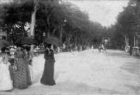 Fort-de-France. Scène de carnaval. Femmes en costumes traditionnels s'abritant sous leurs ombrelles sur la