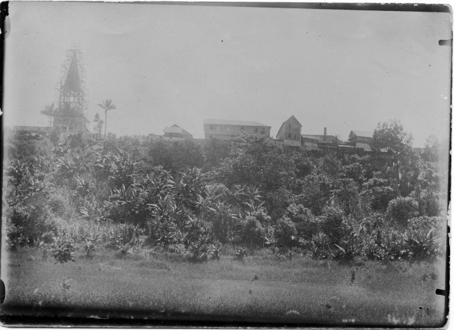 Morne-Rouge. Vu du clocher de l'église et de quelques maisons