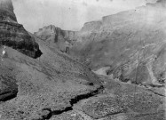 Saint-Pierre. Montagne Pelée. Une vallée sous les cendres après l'éruption du 08 mai 1902