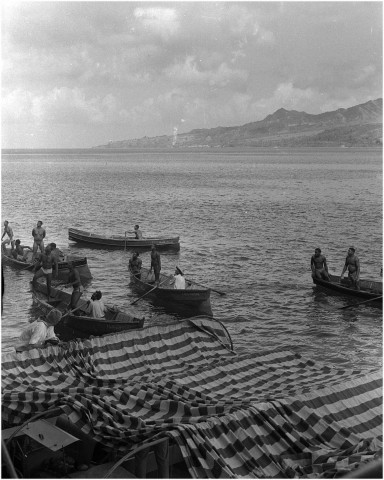 Fort-de-France. opération de sauvetage d'un bateau de touriste en détresse par des marins et pêcheurs locaux