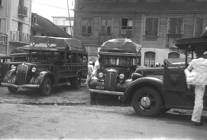 Fort-de-France. Place Fénélon. Taxis transportant les paysannes et leurs marchandises en stationnement