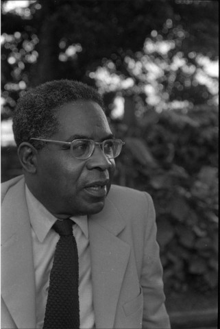 Fort-de-France, centre-ville. portrait d'Aimé Césaire en entretien dans un jardin